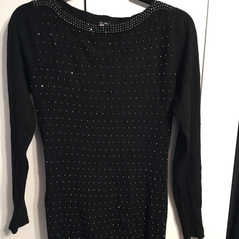 Black sweater with rimes tons at the front